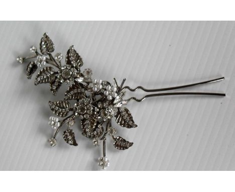 A Maria Elena bridal wear Swarovski crystal and pearl accent headpiece, without damage or repair 
