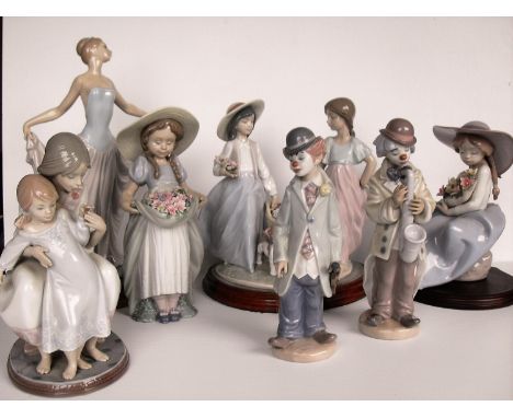 A selection of unboxed Lladro figurines to include: Fragrant Bouquet (carnations), Bountiful Blossoms, Bedtime (mother and ch