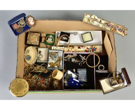 A SELECTION OF ITEMS, to include silver necklace with three panels set with green oval cabochon stones, assessed as chrysopra