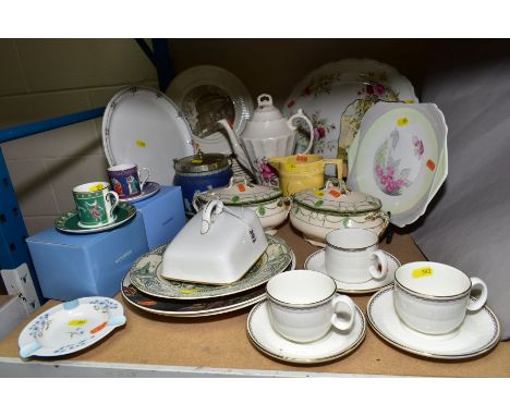 A QUANTITY OF TEA, DINNER AND OTHER CERAMICS. Including two boxed Wedgwood coffee cans and saucers 'Floral Girls' and 'Musica