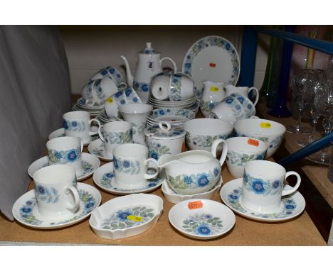 A WEDGWOOD CLEMENTINE PATTERN TEA AND COFFEE, with additional vase and trinket dishes in the same pattern, comprising six cof