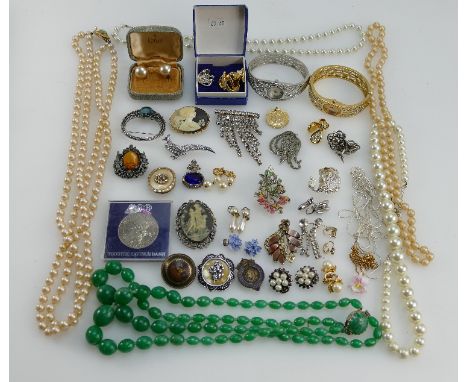 A collection of good vintage costume jewellery to include pearl and bead necklaces, brooches, pendants, Avon watches and othe