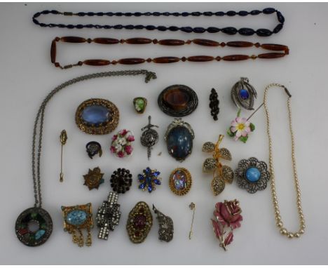 A collection of good vintage costume jewellery to include Amber necklace, brooches, pendants etc