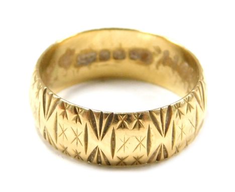 An 18ct gold wedding band, of etched design, London 1970, ring size M, 5.1g all in. 