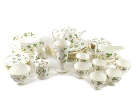 A Wedgwood Wild Strawberry pattern part dinner and tea service, to include vase, bowl, teapot.