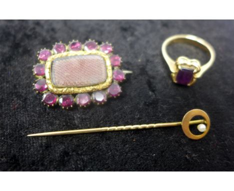 Three antique yellow gold items, to include an oval garnet-framed mourning brooch, 2 x 2.5cm, a 14ct yellow gold and amethyst