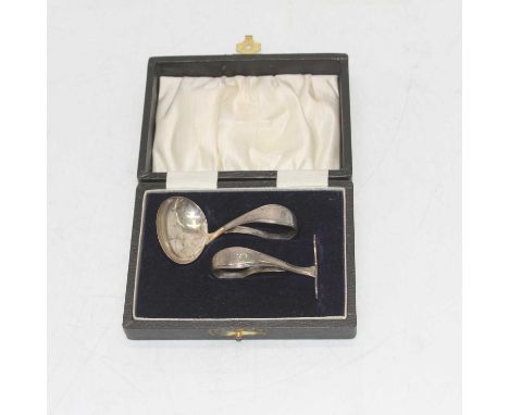 A George V silver baby's pusher and spoon in fitted leather case
