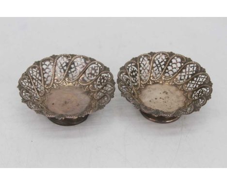 A pair of Edwardian pierced silver bonbon dishes, each standing on a domed foot, dia.11cm, 4.1ozt
