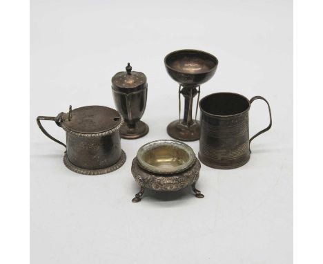 A Victorian silver mustard pot, of cylindrical form, having a hinged lid with shell shaped thumbpiece, gadrooned rim and base
