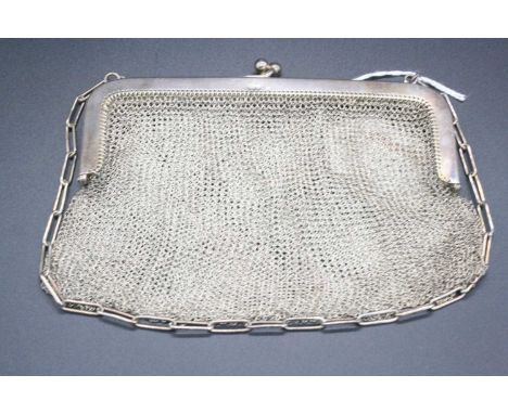 A silver chain link ladies evening bag, 3.9oz, width 15cm