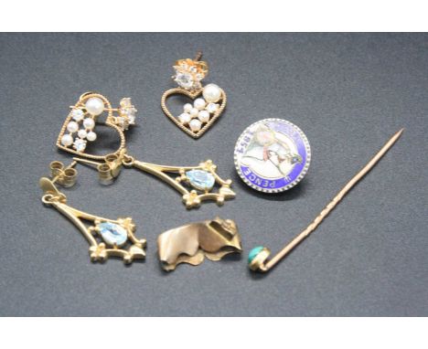 Assorted yellow and gilt metal costume jewellery to include turquoise set tie-pin, pair of cultured pearl and CZ set ear pend