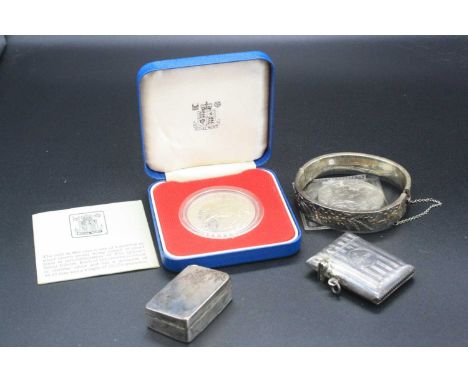 Mixed lot to include two proof crowns, silver hinge bangle, late Georgian silver vinaigrette (lacking grille), and a silver p