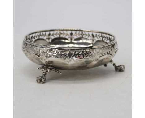 A George V silver dish, of circular form, standing on winged supports terminating in claw feet, London 1912, 5.7ozt