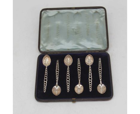 A set of six Victorian silver teaspoons, each having a leaf shaped bowl and a pierced handle, London 1882, 1.6ozt 