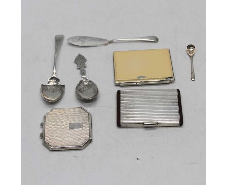 An Edwardian silver caddy spoon, having a shaped handle, Birmingham 1909; together with a silver preserve spoon; silver pushe