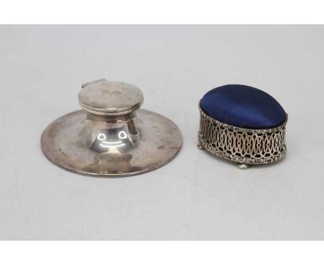 An Edwardian filled silver capstan inkwell, of typical form with hinged lid and glass liner, Birmingham 1906; together with a
