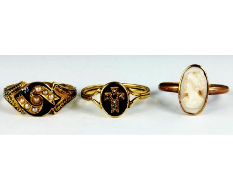 A VICTORIAN 15CT GOLD, BLACK ENAMEL AND SPLIT PEARL MOURNING RING, ANOTHER AND A CAMEO RING, 5.1G