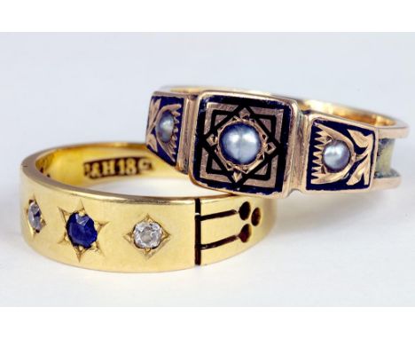 A SAPPHIRE AND DIAMOND THREE STONE GYPSY SET GOLD RING, MARKED 18CT, LATE 19TH CENTURY AND A VICTORIAN GOLD AND ENAMEL MOURNI