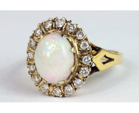 AN OPAL AND DIAMOND CLUSTER RING,  IN GOLD, 5.6G