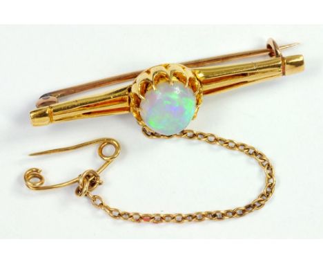 AN OPAL BAR BROOCH, IN GOLD, 7.3G