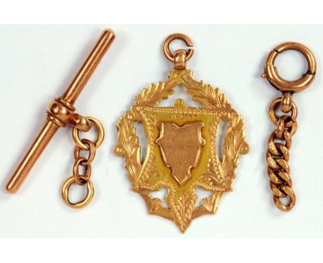 A 9CT GOLD WATCH FOB SHIELD, A GOLD T BAR AND A SMALL PIECE OF GOLD CHAIN, 9.4G