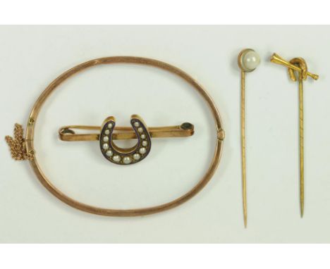 A VICTORIAN 9CT GOLD BRACELET, BIRMINGHAM 1895, A GOLD, ENAMEL AND SPLIT PEARL HORSESHOE BAR BROOCH, A GOLD HUNTSMAN'S STICK 