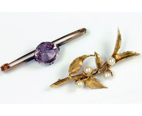 A CULTURED PEARL AND 9CT GOLD SPRAY BROOCH AND AN AMETHYST BAR BROOCH, IN GOLD MARKED 9CT, 10.2G