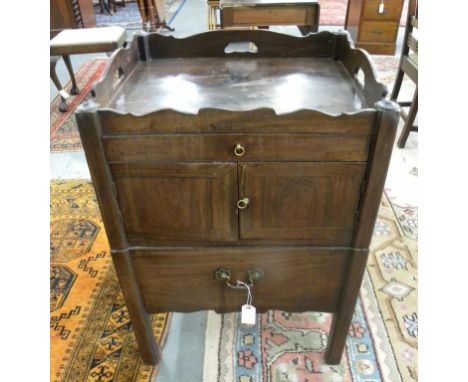 A GEORGE IV MAHOGANY TRAY TOP COMMODE 