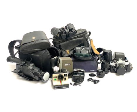 A mixed lot of photographic equipment and cameras to include Tessar 2.8 50mm Karl Zeiss lens; Praktica MTL 5; Pacemaker Auto 