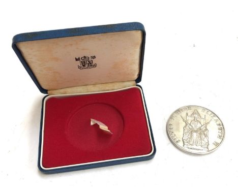 An Elizabeth II silver jubilee 1977 commemorative coin, cased 