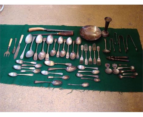 A mixed lot of silver, silver plate and stainless stell flatware, silver weighs approx 43.4g. 
