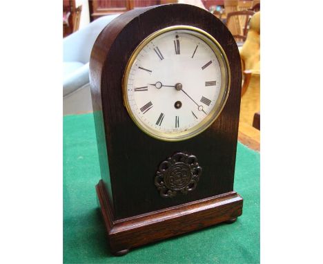 A mantle clock, movement R. Fagf, Paris, with decoration and Roman numerals, with key. 