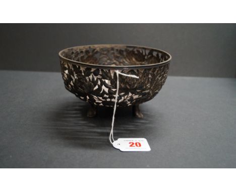 A Chinese silver circular tripod bowl, by Wang Hing, 16cm diameter, 333g.