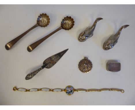 Silver, white and yellow metal collectables: to include a pair of Georgian shell design condiments spoons; a vinaigrette; and