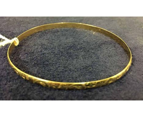 A 9ct gold ladies solid Bangle, engraved decoration to outer surface, 6.9g 