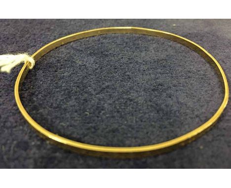 A 9ct gold ladies solid Bangle, engraved decoration to outer surface, 5.7g 