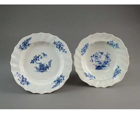 A Caughley porcelain soup plate painted décor au Ronda within a spiral fluted and basket-weave border edge, circa 1788-93. un