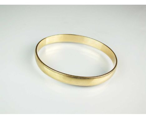 A 9ct gold plain polished bangle, hallmarked E J, Birmingham 2017, inner dimensions approx 67mm x 62mm, weight approx 29.8gCo