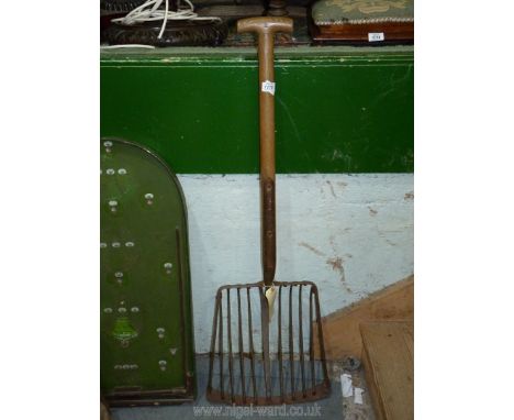A vintage Brades fork for potatoes or beet.