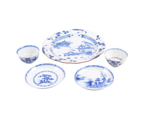 Nanking Cargo: Plate, diameter 22cm, and two tea bowls and saucers, all with painted blue and white decoration.Qty: 5Conditio