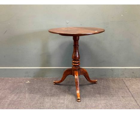 An elm tripod table, 19th century, 71 x 61cm
