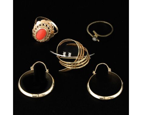 Consisting of 5 pieces 14k gold jewelry, including ring with red coral, ring size 17