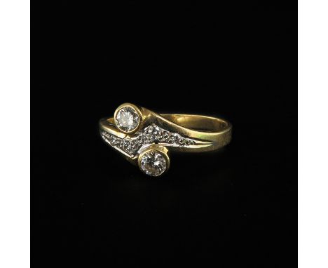 18k gold, set with brilliant cut diamonds, ring size 17