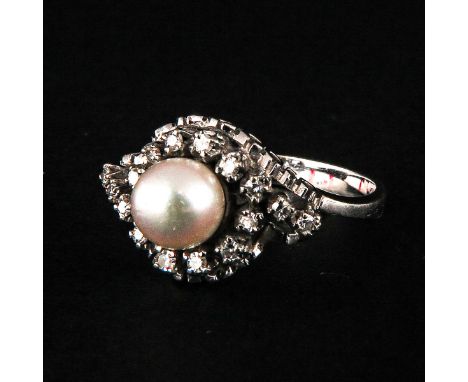 Set with 16 brilliant cut diamonds and 1 pearl, ring size 17