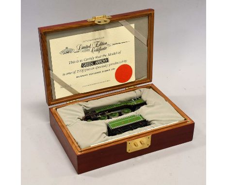 Bachmann OO Gauge Class V2 Green Arrow LNER 4771 in wooden display box with CoA 1824/1000 (E box E-G)