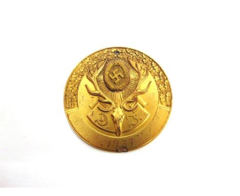 AN UNUSUAL GERMAN HUNTING ASSOCIATION (DEUTSCHE JAGERSCHAFT) GILT PLAQUE of circular form, bearing a swastika within an oak w