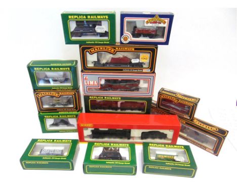 [OO GAUGE]. A G.W.R. COLLECTION comprising Hornby No.R2464, G.W.R. Class 2800 2-8-0 tender locomotive, 2847, green livery, bo