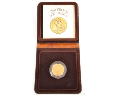 Elizabeth II, Proof full Sovereign 1981, Observed by Arnold Machin portrait of the Queen right, encapsulated in Royal Mint ca