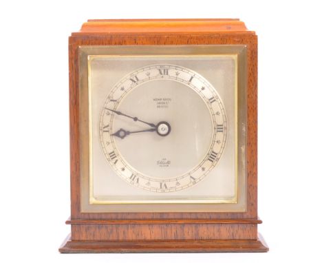 Elliott - Kemp Bros of Union Street Bristol - A 20th century Elliotts oak cased mantel clock. The clock having silvered dial 