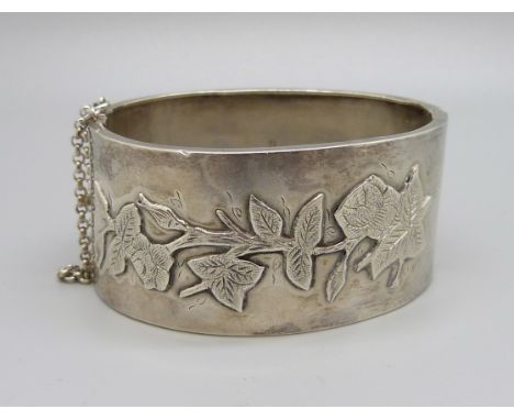A Victorian silver bangle, Birmingham 1882, 35g 